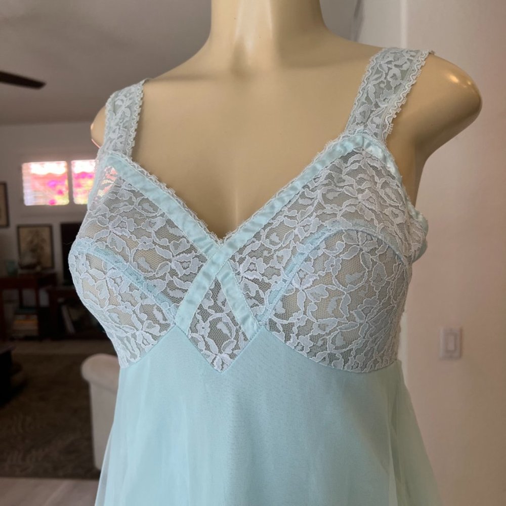 vintage lacy gown - Picture 4 of 9